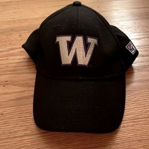 W collegiate hat (black/purple/white)